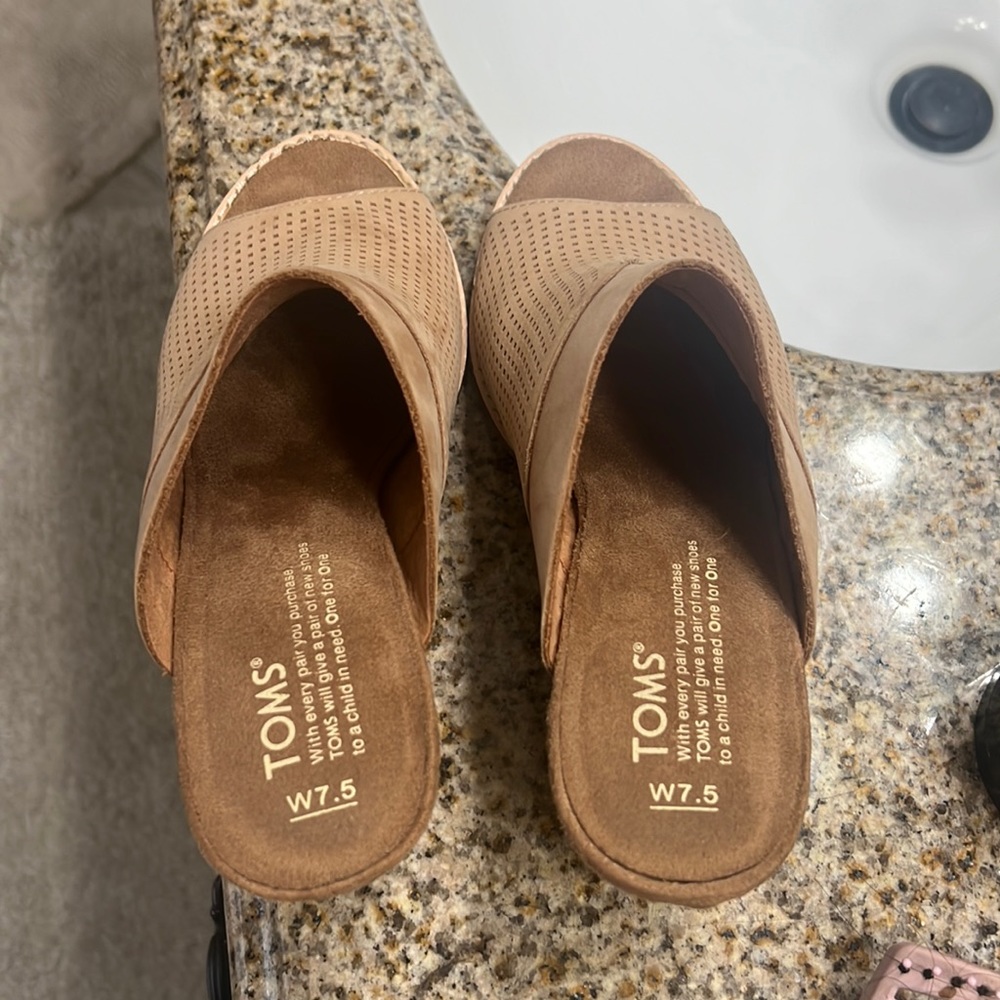 Toms leather brown heel shoes used but in perfect shape